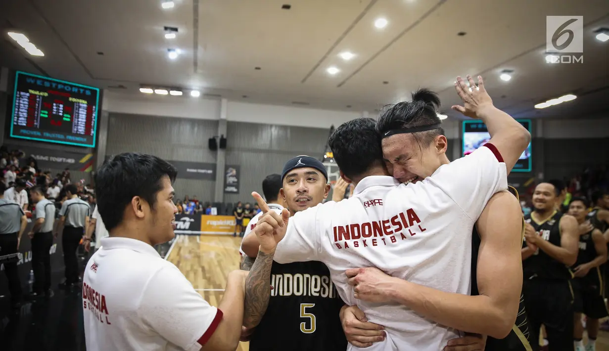 Pemain timnas basket putra Indonesia menangis setelah mengalahkan Thailand pada semifinal SEA Games 2017 di MABA Stadium, Jumat (25/8). Tim basket putra Indonesia memastikan satu tempat di partai final SEA Games 2017. (Liputan6.com/Faizal Fanani)