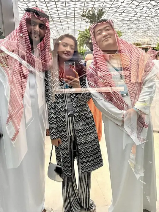 <p>Bersama teman-teman yang mengenakan sorban, Raline kembali tampil dengan one set monokrom, dengan atasan panjang motif zigzag, dan cutbray pants motif bergaris. @ralineshah</p>