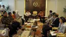 Suasana pertemuan anatara Pimpinan Komisi Yudisial (KY) Aidul Fitriciada Azhari dengan Ketua DPR Ade Komarudin (kanan) di Kompleks DPR membahas usulan Lima CHA dan dua Calon Hakim Ad Hoc Tipikor, Senayan, Jakarta, Kamis (30/6). (Liputan6.com/Johan Tallo)