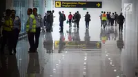 Aktivitas penumpang dan petugas di terminal baru Bandara Internasional Ahmad Yani Semarang, Rabu (6/6). Terminal Baru Bandara Ahmad Yani dibangun oleh PT Angkasa Pura I (Persero) dengan nilai investasi sebesar Rp2,2 triliun. (Liputan6.com/Gholib)