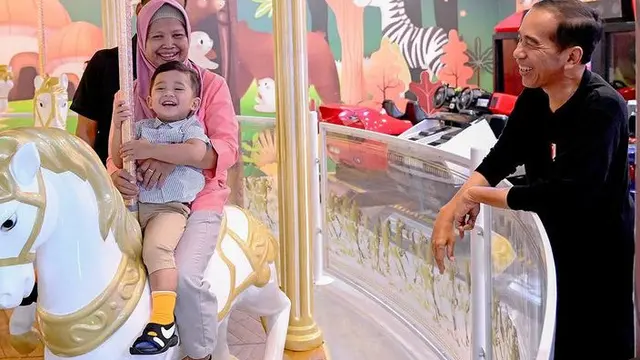 Potret Jokowi Ajak Anak Kahiyang Ayu Libur Lebaran. [@jokowi]