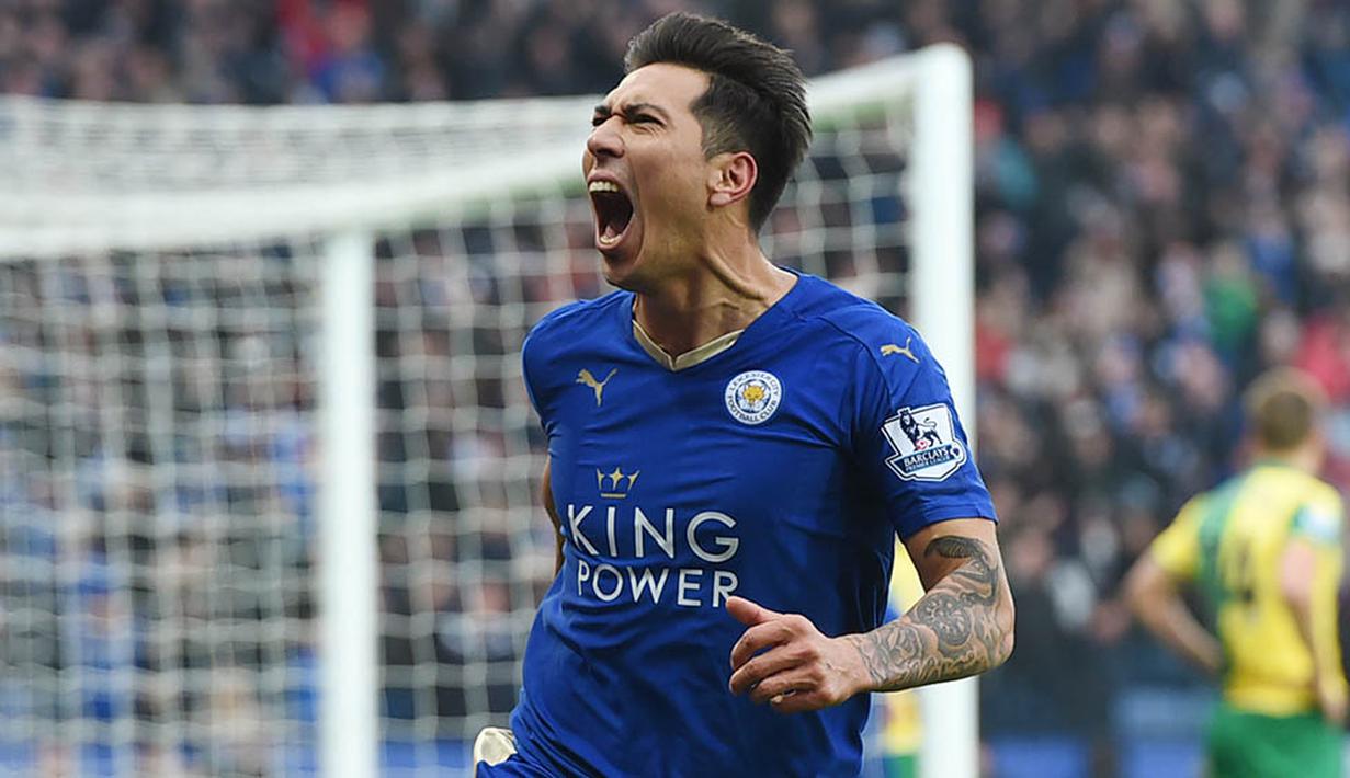 9. Pemain Leicester, Leonardo Ulloa, merayakan gol yang dicetaknya ke gawang Norwich pada laga Liga Premier Inggris di Stadion King Power, Sabtu (27/2/2016). Leicester berhasil menaklukan Norwich 1-0. (Reuters/Alan Walter)