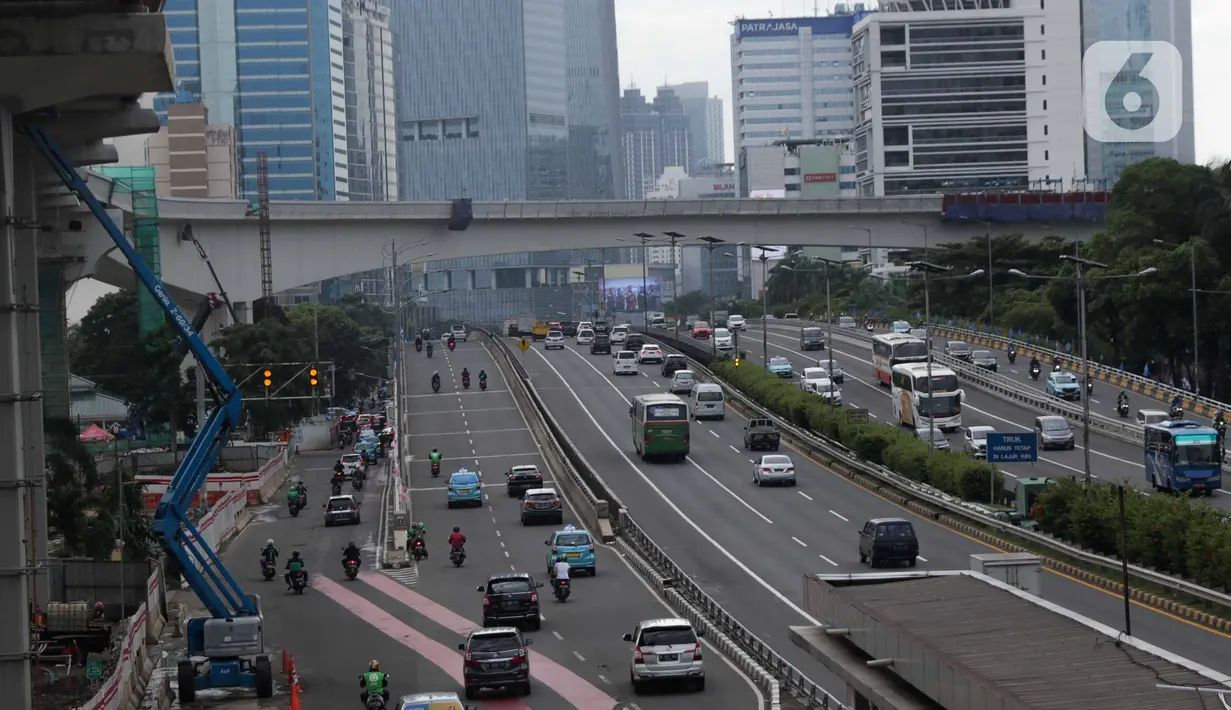 Suasana lengang tampak terlihat di tol dalam kota Gatot Subroto, Jakarta, Selasa (25/2/2020). Dikarenakan ruas jalan yang tergenang usai banjir hari ini membuat banyak pekerja kantoran meliburkan diri dan membuat ruas jalan di Jakarta lengang. (Liputan6.com/Faizal Fanani)