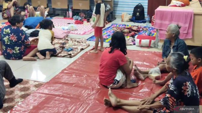 Kondisi Pengungsi Banjir Kebon Pala: Mereka Butuh Obat-obatan dan Makanan