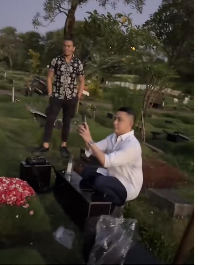 6 Momen Haru Samuel Rizal dan Anggi Pratama Ziarah Bareng ke Makam Stevi Agnecya