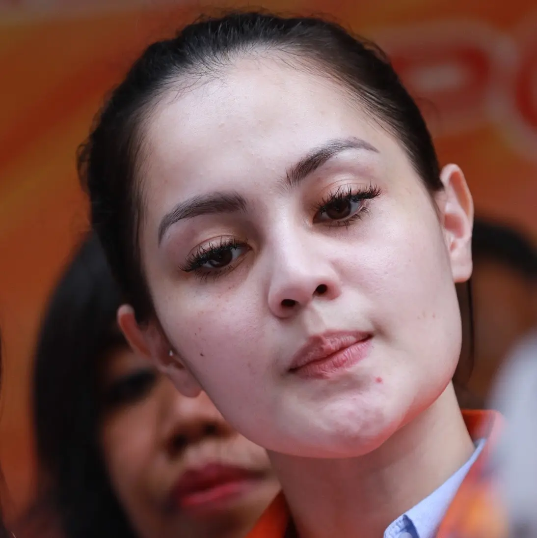 Jennifer Dunn tampak santai mengenakan baju tahanan warna oranye (Adrian Putra/Bintang.com)