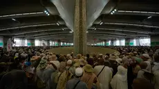 Jemaah Muslim melemparkan kerikil ke tiang-tiang sebagai simbol pelemparan batu ke setan pada hari kedua ritual, salah satu upacara terakhir ibadah haji tahunan, di Mina, Arab Saudi, Kamis 28 Mei 2026. (AP Photo/Altaf Qadri)