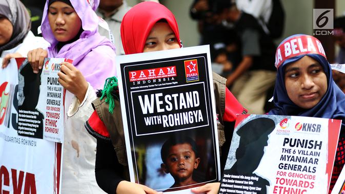 Komite Nasional Solidaritas Rohingya menggelar aksi di depan Kantor Duta Besar Myanmar, Jakarta, Rabu (5/12). Kecaman atas kekerasan terhadap etnis Rohingya bermunculan belakangan ini. (Liputan6.com/JohanTallo)