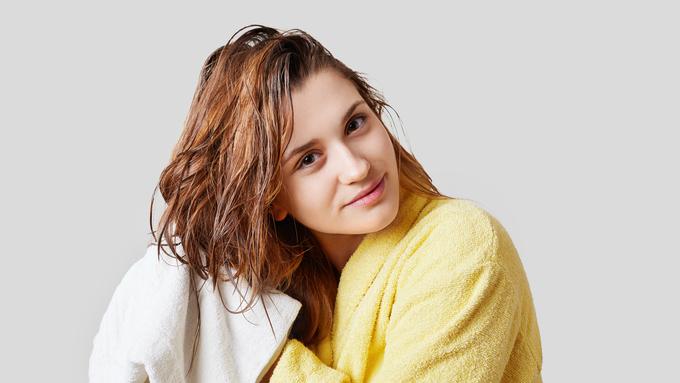 Keringkan rambut dengan menempelkan kedua handuk di rambut yang basah seperti ini.