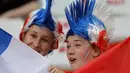 Dua suporter wanita Prancis mengenakan atribut di kepalanya sebelum menyaksikan pertandingan melawan Norwegia pada grup A Piala Dunia Wanita 2019 di Stadion Nice, Prancis (12/6/2019). (AP Photo/Claude Paris)