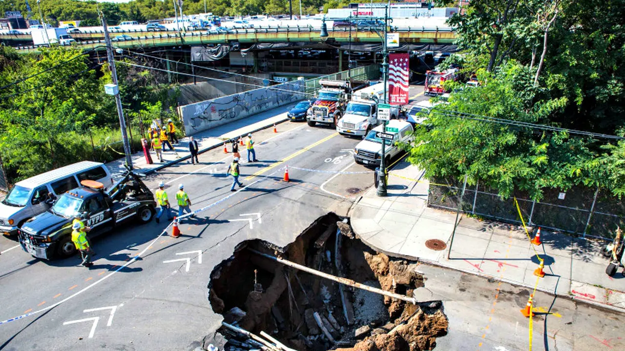 Astaga, Ada Sinkhole di Persimpangan Jalan