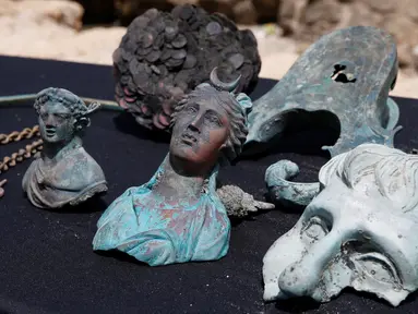 Barang-barang yang ditemukan Israel Antiquities Authority ( IAA ) disebuah kapal yang karam di pelabuhan kuno dari Taman Nasional Caesarea, Israel, 16 Mei 2016.Diperkirakan kapal itu berusia 1600 tahun. (REUTERS / Baz Ratner)