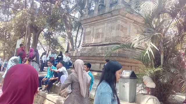 Candi Cangkuang nampak tengah didatangi pengunjung yang hadir dalam pembukaan festival pasar digital wsiata di Garut