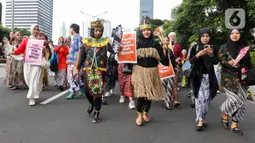 Sambil berjalan, mereka membawa berbagai poster bertema emansipasi dan perempuan. (Liputan6.com/Herman Zakharia)
