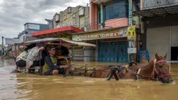 Badan Penanggulangan Bencana Daerah (BPBD) Kabupaten Bandung mencatat ada sekitar 7027 jiwa terdampak banjir di Kampung Lamajang Peuntas, Desa Citeureup, Kecamatan Dayeuhkolot. (TIMUR MATAHARI/AFP)