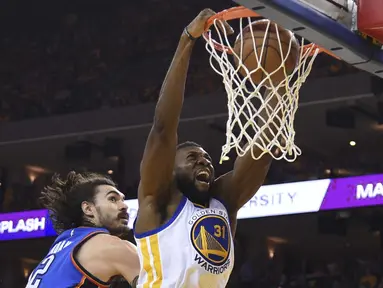 Pemain Warriors, Festus Ezeli #31 melakukan slam dunks melewati hadangan pemain OKC Thunder, Steven Adams #12 pada Final Wilayah Barat NBA Playoffs di Oracle Arena, Kamis (19/5/2016) WIB.  (Kyle Terada-USA TODAY Sports)