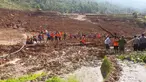 Sejumlah petugas penyelamat melakukan pencarian korban longsor di Desa Pasir Panjang, Salem, Brebes, Jawa Tengah, Jumat (23/2). Bencana longsor itu menimpa sejumlah warga yang sedang mengolah lahan pertanian di dekat kawasan hutan tersebut. (AP Photo)