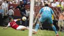 Bek Real Madrid, Ferland Mendy  berusaha melewati bek Arsenal, Carl Jenkinson  selama pertandingan International Champions Cup (ICC) 2019 di FedExField, Landover, Maryland (24/7/2019). Madrid menang adu penalti atas Arsenal 3-2 (2-2). (AFP Photo/Jim Watson)