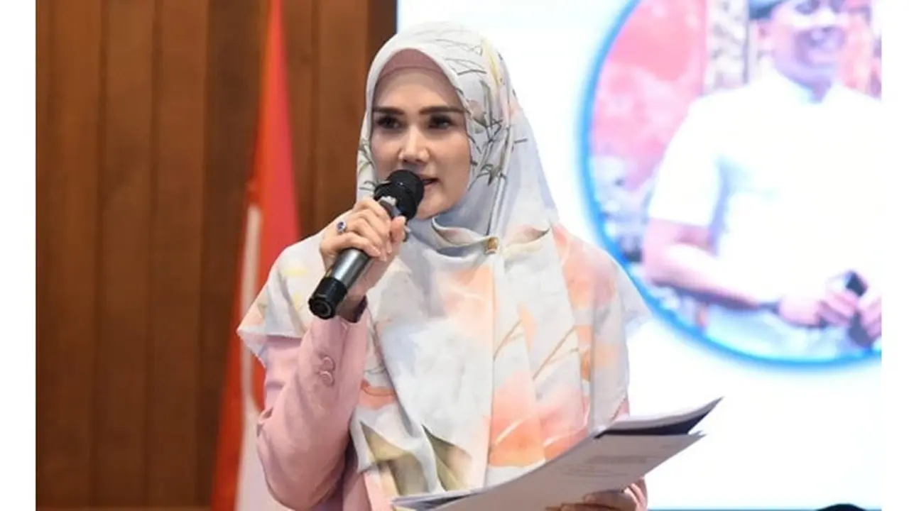 Penampilan 7 Seleb saat Bertugas di DPR, Anggun dan Gagah