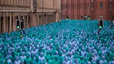Ribuan orang dengan tubuh di cat berwarna biru bertelanjang bulat saat menjadi model sebuah seni berjudul "Sea of Hull" karya Spencer Tunick asal Amerika Serikat di pusat Kota Hull, Inggris, Sabtu (9/7). (AFP Photo/Jon Super)