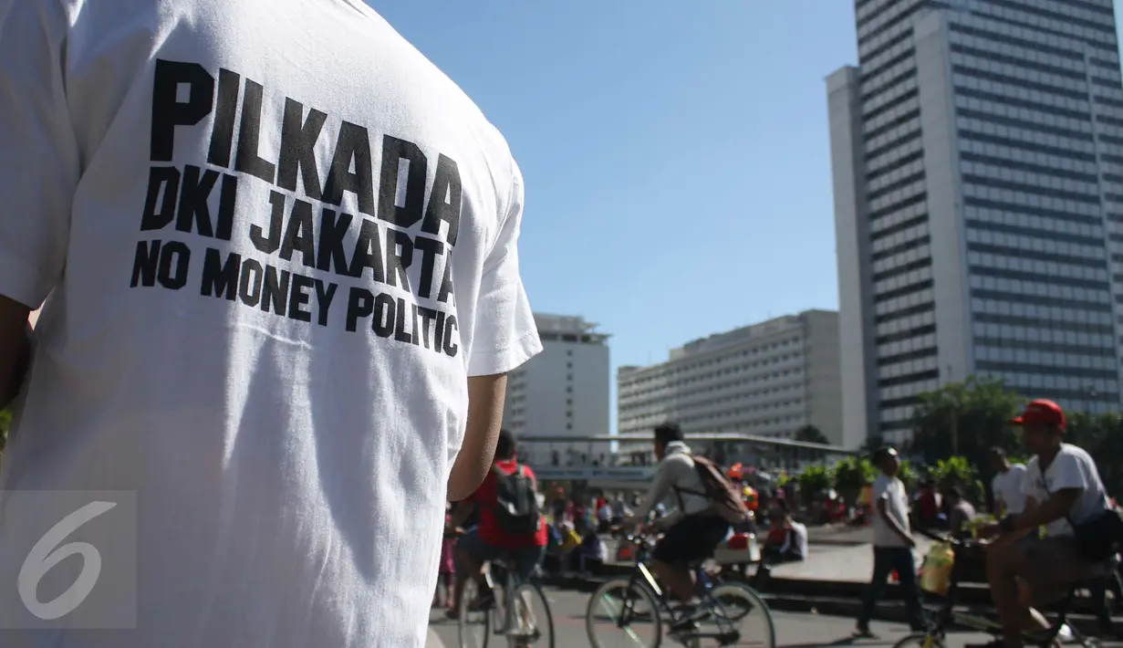 Mahasiswa Tim Pengawal Pilkada Jakarta Kesatuan Aksi Mahasiswa Muslim Indonesia  (TPPJ KAMMI) mengenakan kaos Pilkada DKI Jakarta No Money Politik saat aksi damai pada kegiatan Car Free Day di Jakarta, Minggu (9/4). (Liputan6.com/Angga Yuniar)