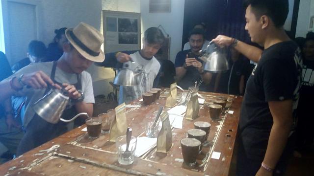 Belasan remaja calon barista muda tengah mendalami proses pengolahan kopi di paguyuban Kopi  Sunda Hejo Garut