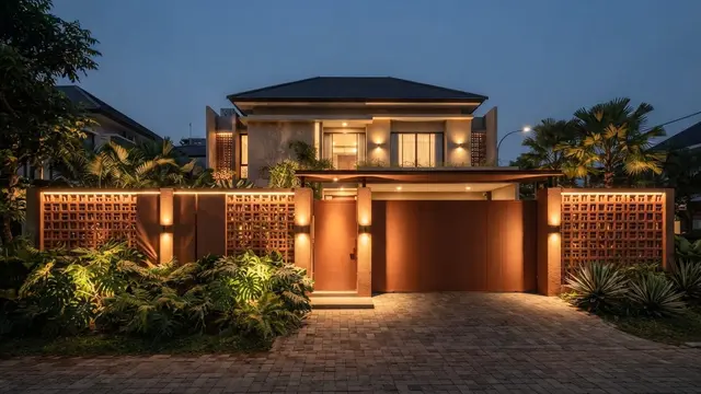 Inspirasi Rumah dengan Pagar Warna Terracotta yang Terlihat Hangat dan Elegan