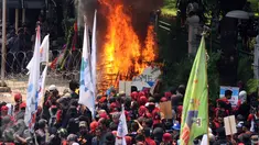 Sebuah karangan bunga dibakar massa saat aksi perayaan MayDay di Jalan Medan Merdeka Barat, Senin (5/1). Ribuan massa buruh turun ke jalan dalam perayaan Hari Buruh Internasional. (Liputan6.com/Helmi Fithriansyah)