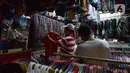 <p>Warga memilih pakaian bekas (Thrifting) di pasar Proyek Senen, Jakarta, Selasa (12/10/2021). Akibat pandemi membuat tren thrifting menjadi alternatif pemasukan baru bagi para pedagang pakaian bekas di tengah pandemi. (merdeka.com/Imam Buhori)</p>