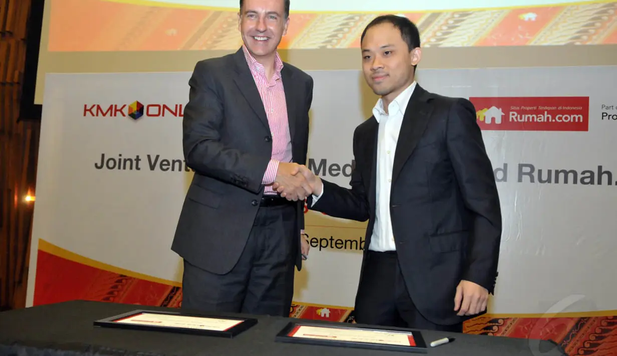 CEO Kreatif Media Karya Adi Sariaatmadja dan CEO sekaligus Co-Founder PropertyGuru Steve Melhuish berjabat tangan usai penandatanganan kerjasama joint venture di Jakarta, (25/9/14). (Liputan6.com/Panji Diksana) 