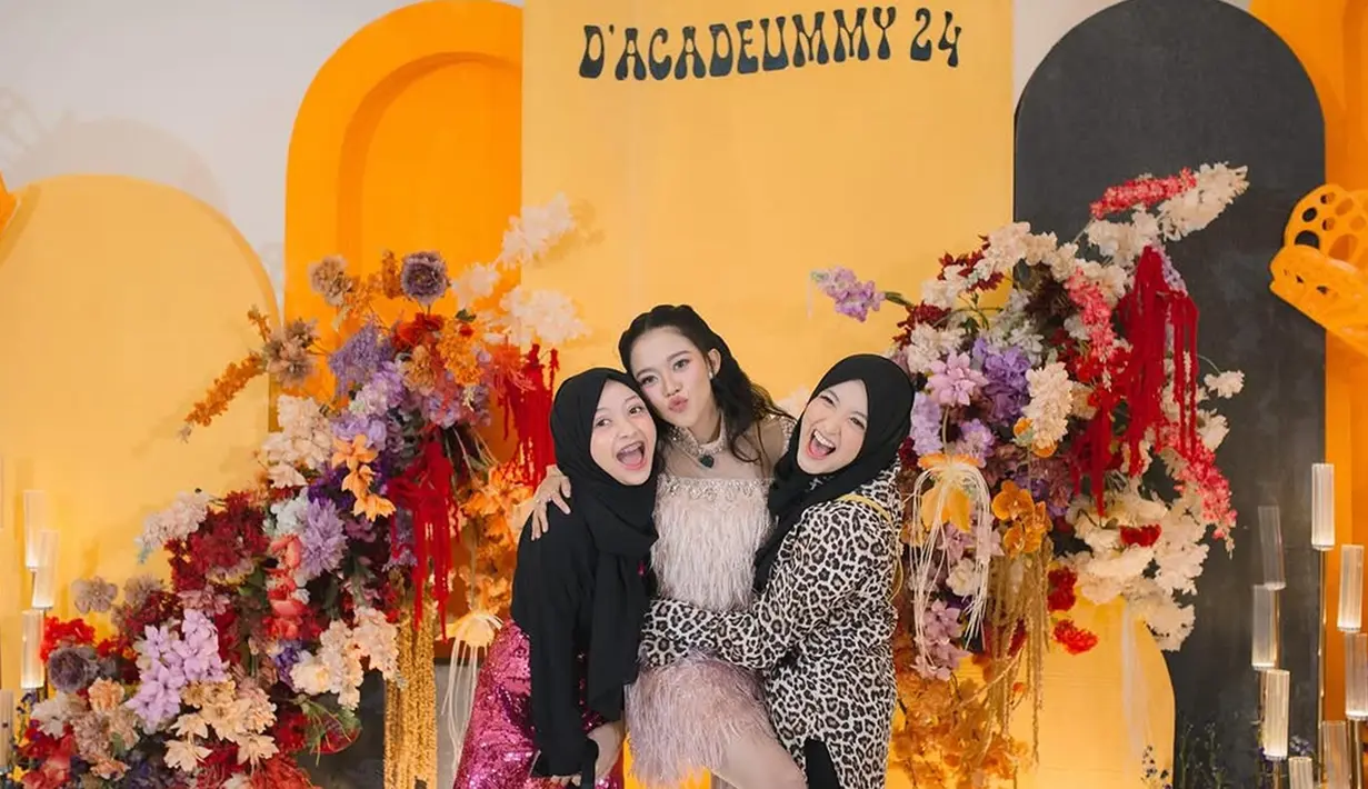 Perayaan ini menjadi momen spesial bagi artis yang dikenal sejak kecil melalui perannya di "Lenong Bocah" dan kini sukses sebagai komedian serta presenter. Beberapa artis yang hadir di ulang tahunnya antara lain si kakak-adik kompak, Arafah Rianti dan Halda. (Liputan6.com/IG/@ummi_quary)