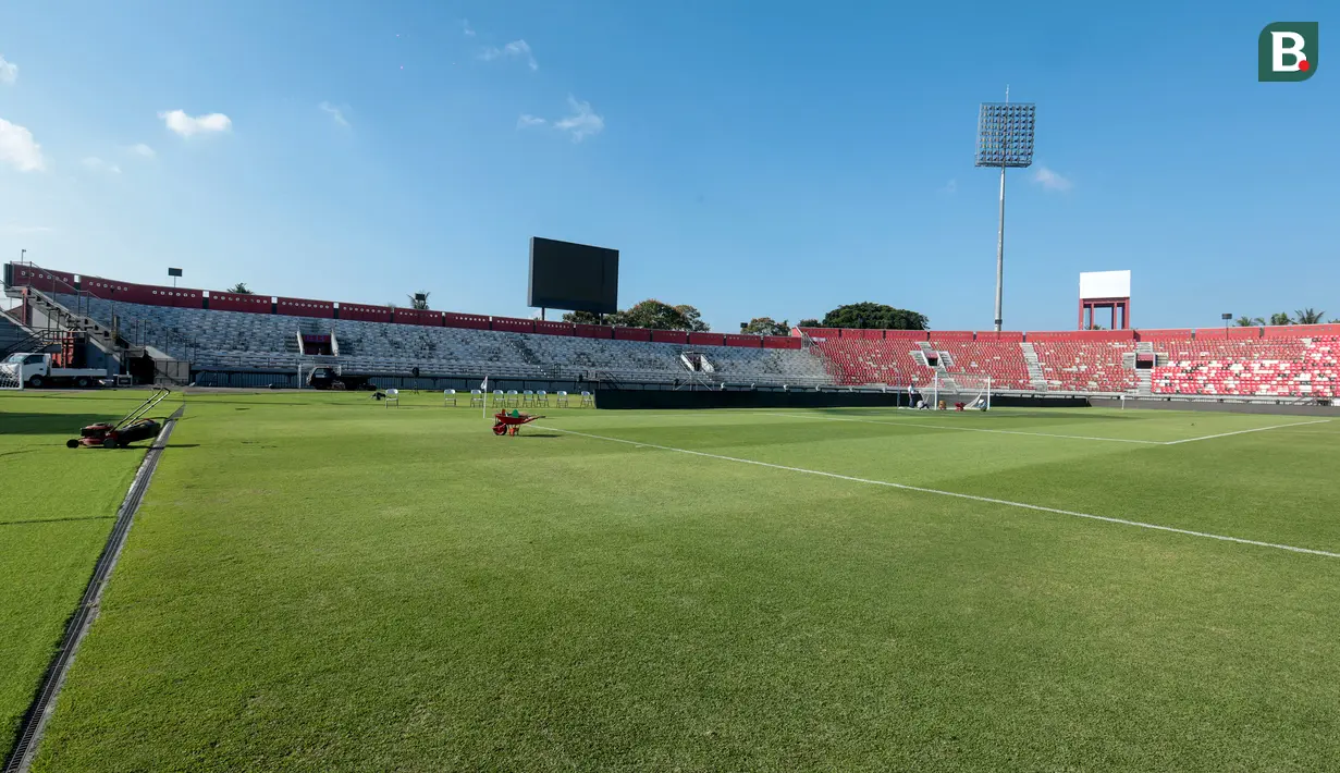 Rumput lapangan Stadion Kapten I Wayan Dipta, Gianyar, Bali, telah dipersiapkan untuk menggelar final Piala Presiden 2026 yang mempertemukan Persib Bandung dengan Persebaya Surabaya. Pertemuan dua tim sarat tradisi ini kembali tersaji setelah Persib menyingkirkan Persija Jakarta 2-1, sedangkan Persebaya mengamankan tiket final usai mengalahkan Arema FC. Rivalitas Persib dan Persebaya telah terjalin sejak era Perserikatan dan selalu menjadi salah satu duel paling dinantikan dalam sepak bola nasional. (KapanLagi.com/Budy Santoso)