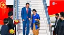 Atau ketika keduanya tampil serasi mengenakan outfit warna biru. Menuruni tangga pesawat saat tiba di Jepang, Ibu Iriana tampil anggun mengenakan kebaya biru cerah, yang dipadunya dengan kain batik sebagai rok dan selendang yang disampirkanny di lengan dengan cantik. [Foto: Instagram/jokowi]