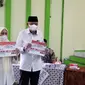 Calon Gubernur Kalimantan Utara Udin Hianggio menggunakan hak suaranya di Pilkada 2020. (foto:Siti Hadiani).