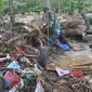 Anggota Batalyon Infanteri 315/Garudadi TNI AD melakukan  penyisiran korban tsunami di kawasan Tanjung Lesung Beach Club, Pandeglang, Banten, selasa (25/12). Penyisiran dilakukan disekitar bangunan yang roboh. (Merdeka.com/Arie Basuki)