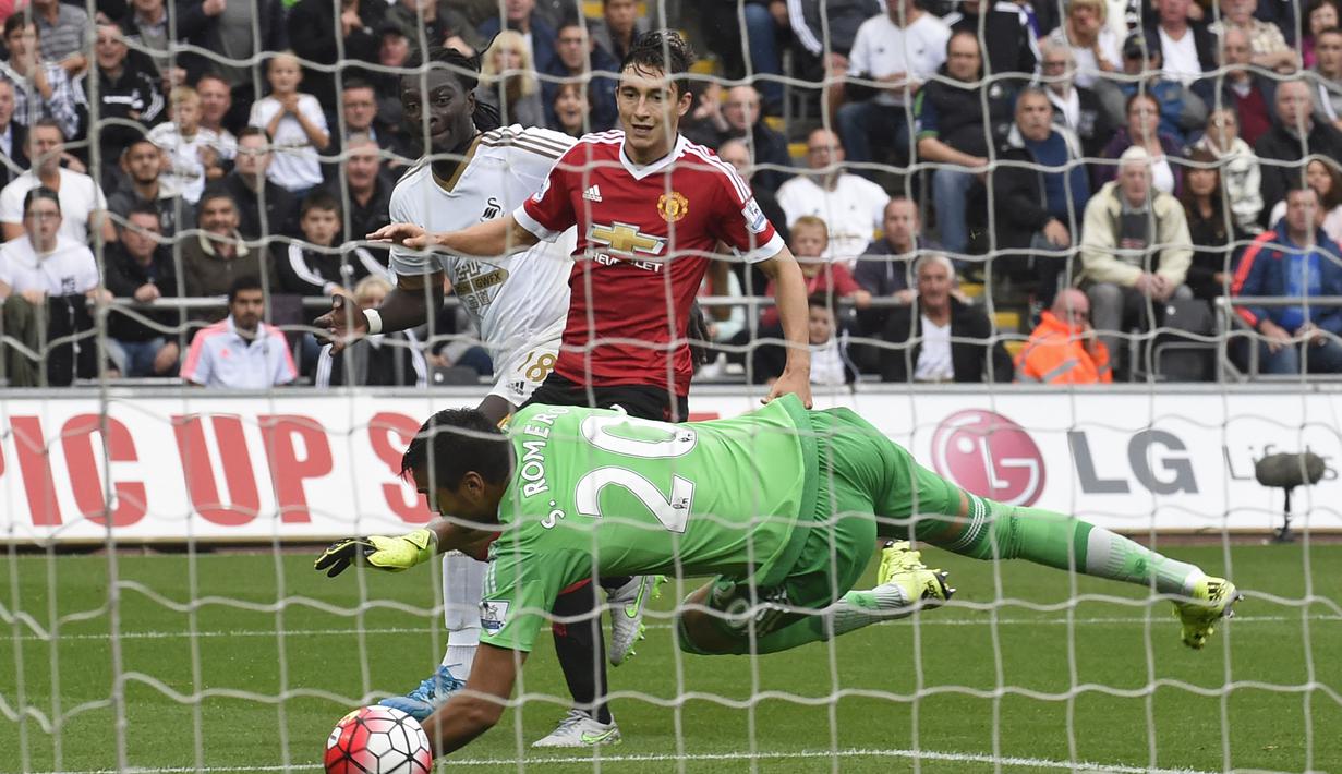Kiper MU, Sergio Romero, tak kuasa menahan bola tendangan Bafetimbi Gomis. Minggu (30/8/2015). (Reuters/Rebecca Naden)