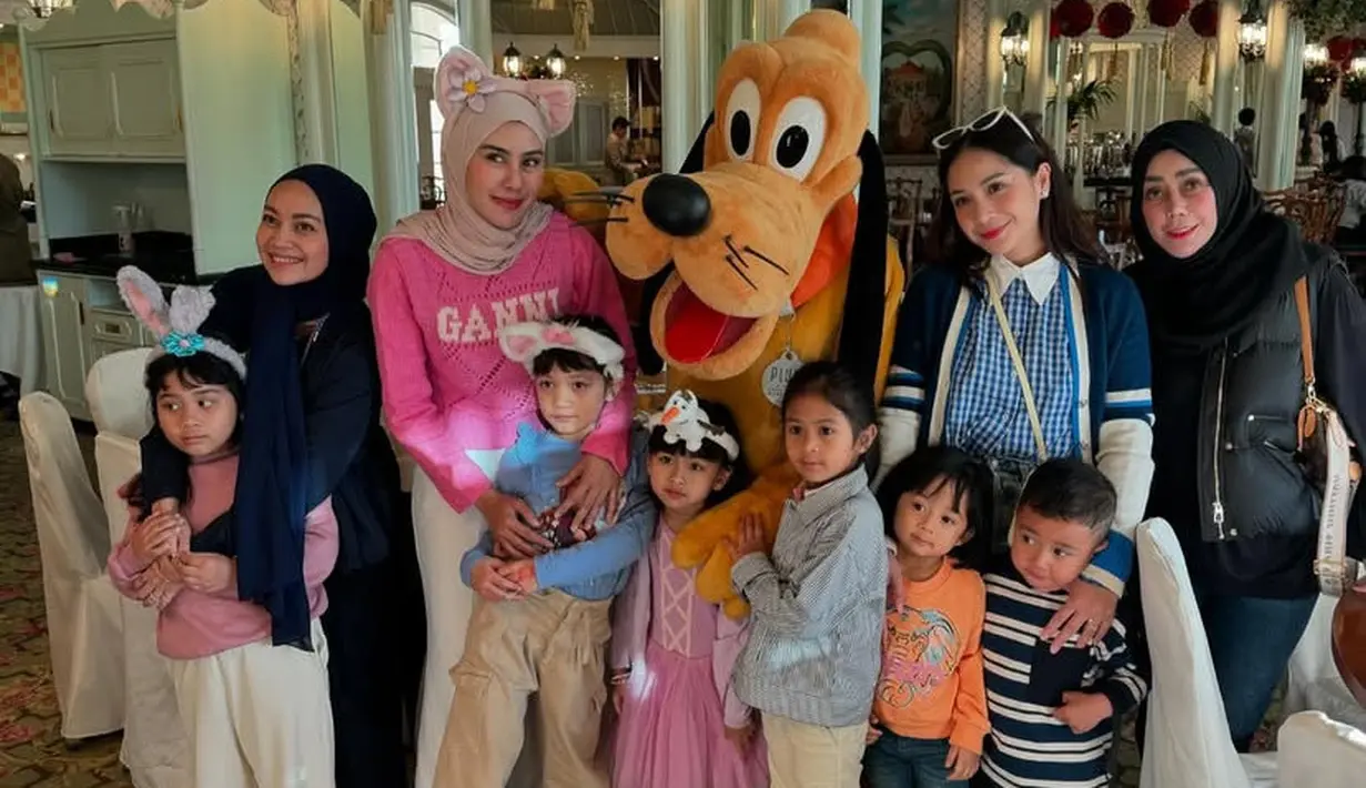 Adiknya, Syahnaz Sadiqah yang akan menjadi ibu pejabat mengenakan atasan knit pink dipadukan celana putih panjang dan kerudung coklat. Sang ibunda tampil mengenakan jaket puff hitam senada dengan inner dan kerudungnya. [@raffinagita1717]