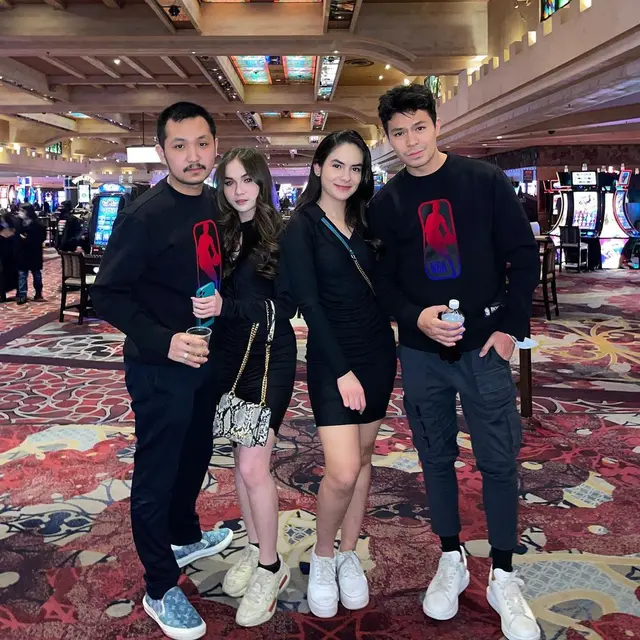 Gusti Ega, Elina Joerg, Steffi Zamora, Fero Walandouw (Foto: Instagram/@elinaaaaajoerg)