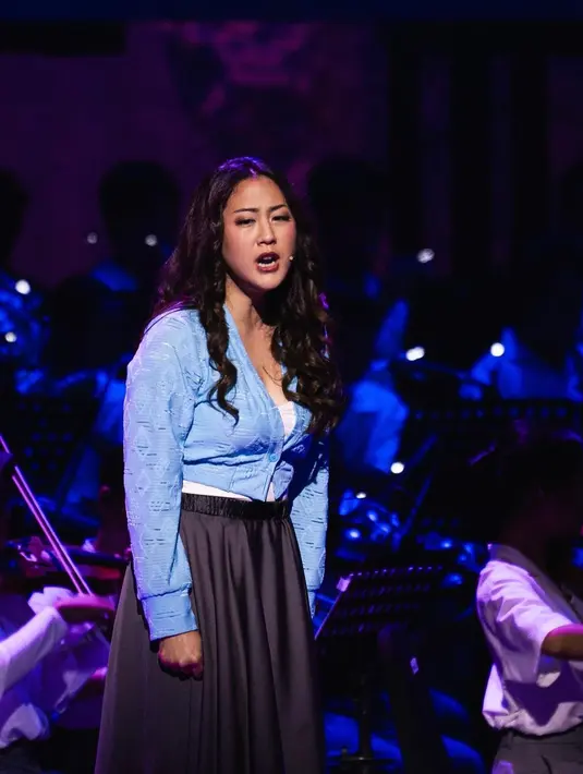 Kontras dengan outfitnya, makeup Sherina Munaf terlihat bold dengan rambut curly. [@sherinamunaf]