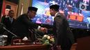 Gubernur DKI Jakarta Anies Basweden (kanan) bersalaman dengan Ketua DPRD DKI Jakarta Prasetio Edi Marsudi saat Rapat Paripurna di Gedung DPRD DKI Jakarta, Rabu (19/2/2020). DPRD DKI Jakarta mengesahkan Tata Tertib (Tatib) DPRD DKI Jakarta. (Liputan6.com/Angga Yuniar)