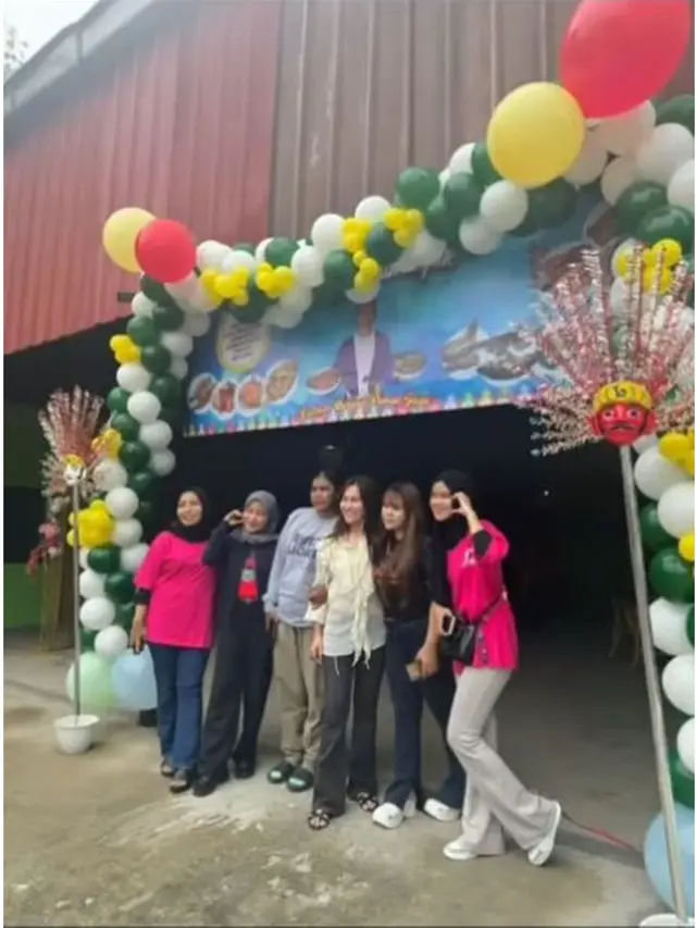 6 Potret Ayu Ting Ting di Pembukaan Cabang Warung Makan Ayah Ojak, Beri Dukungan