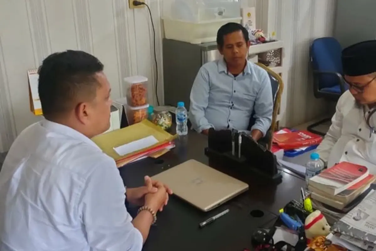 Mantan Ketua KPU Bengkalis yang (pakai peci) yang didakwa melakukan korupsi dana hibah pemilihan kepala daerah dibebaskan hakim karena dakwaan JPU tidak jelas, tidak cermat dan tidak lengkap.