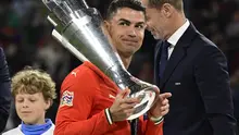 Momen kapten Portugal Cristiano Ronaldo mengangkat trofi UEFA Nations League 2024/2025. (John MACDOUGALL / AFP)