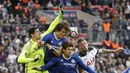 Para pemain Chelsea, menghalau bola dari sundulan pemain Tottenham Hotspur, Toby Alderweireld (kanan) pada laga semifinal Piala FA di Wembley stadium, London, Sabtu (22/4/2017). Chelsea menang 4-2. (AP/Kirsty Wigglesworth)