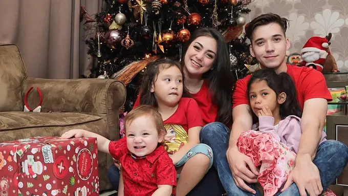 Tambah Momongan, 7 Potret Hangat Stefan William saat Asuh Anak