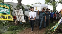 Artis Ruben Onsu mengantarkan peti jenazah sang ayah, Johannes Abraham Onsu menuju peristirahatan terakhir di TPU Pondok Ranggon, Jakarta Timur, Rabu (1/2). Ayah Ruben dan Jordi Onsu meninggal pada Minggu, 29 Januari malam. (Liputan6.com/Herman Zakharia)