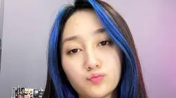 Punya pipi chubby, Sandrina Mazayya semakin menggemaskan ketika pamer duck face. Penari berusia 21 tahun ini juga tetap pancarkan pesonanya meski tampil tanpa makeup sekalipun. Tetap terlihat cantik meski pamer wajah jelek, tak sedikit warganet yang memuji jebolan ajang IMB tahun 2013 ini. (Liputan6.com/IG/@sandrinamazayya)