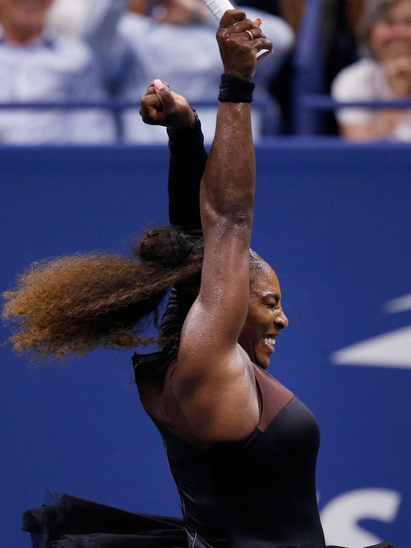 Petenis AS, Serena Williams berselebrasi setelah mengalahkan Karolina Pliskova dari Ceko pada perempat final turnamen AS Terbuka di New York, Selasa (4/9). Serena memastikan diri lolos ke babak semifinal berkat kemenangan 6-4 dan 6-3. (AP/Jason DeCrow)