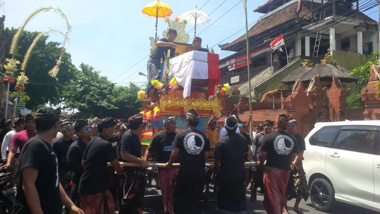 Iring-iringan jenazah polisi Bali Aipda Wayan Sudarsa