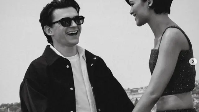 Zendaya bak Spider-Man Pakai Koleksi Arsip Versace, Pamer Foto Dicium Tom Holland